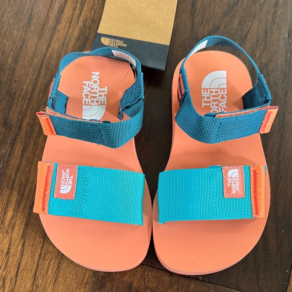The North Face Skeena Sandal Kids Scuba Blue/Dusty Coral Orange SZ 11